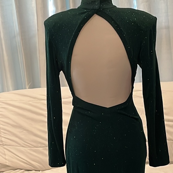 Susan Roselli for Vijack. Emerald color evening gown. Open back long sleeves - Picture 5 of 16